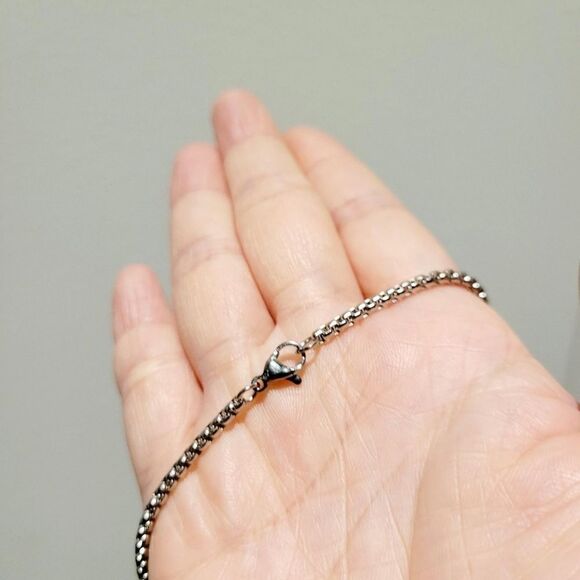 Brand New Silver Funny Finger Necklace - Picture 9 of 9